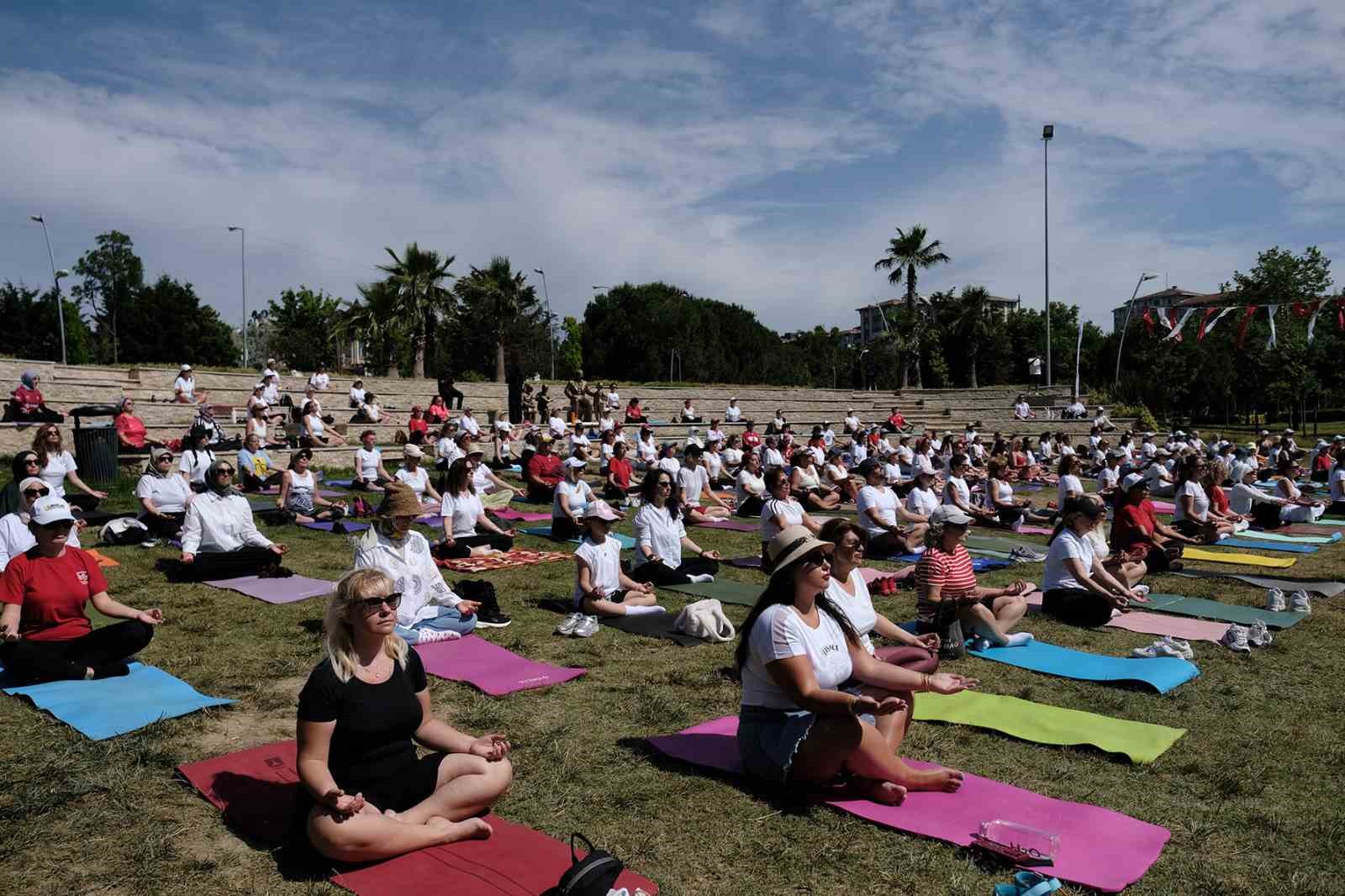 Büyükçekmece’de Dünya Yoga Günü’ne özel yüzlerce kadın yoga yaptı
