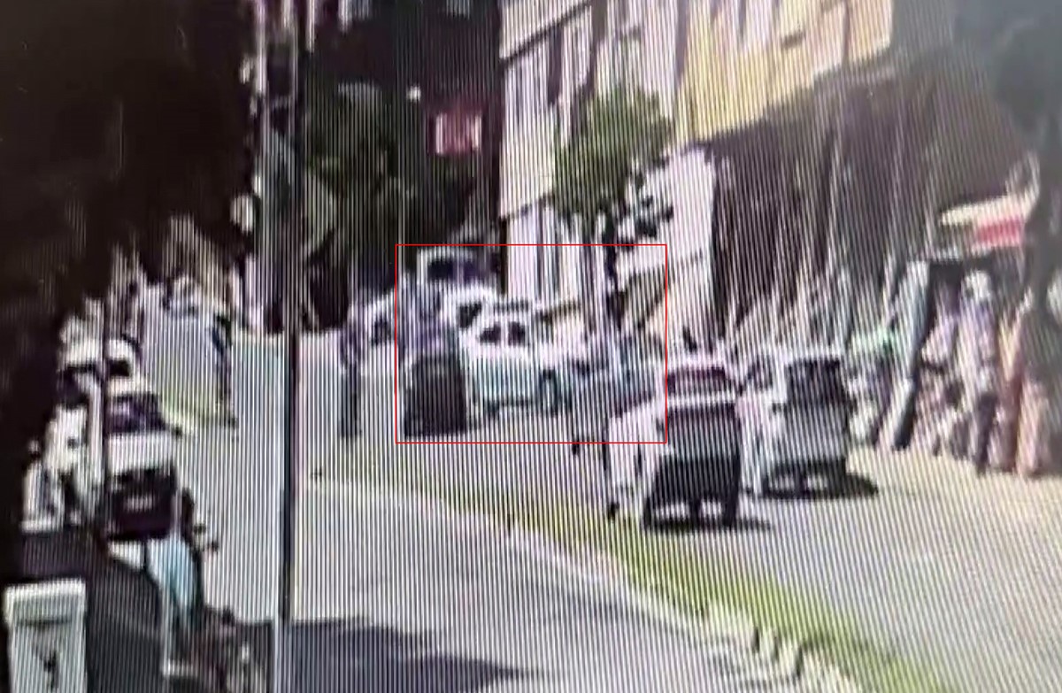 Büyükçekmece’de ehliyetsiz sürücü durağa daldı: 1 ağır yaralı
