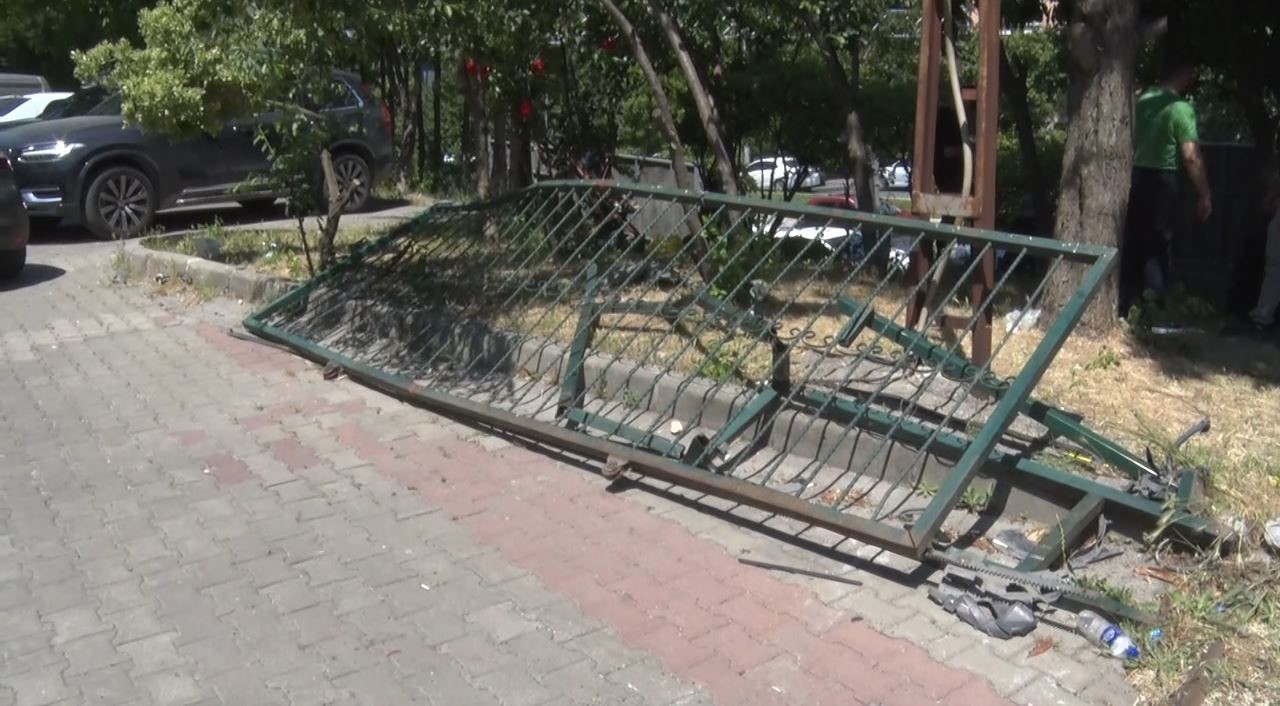 Büyükçekmece’de ortaokul önünde yaşanan kazada faciadan dönüldü: 2’si çocuk 6 yaralı
