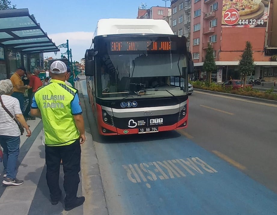 Büyükşehir ekipleri güvenli ve konforlu ulaşım için sahada
