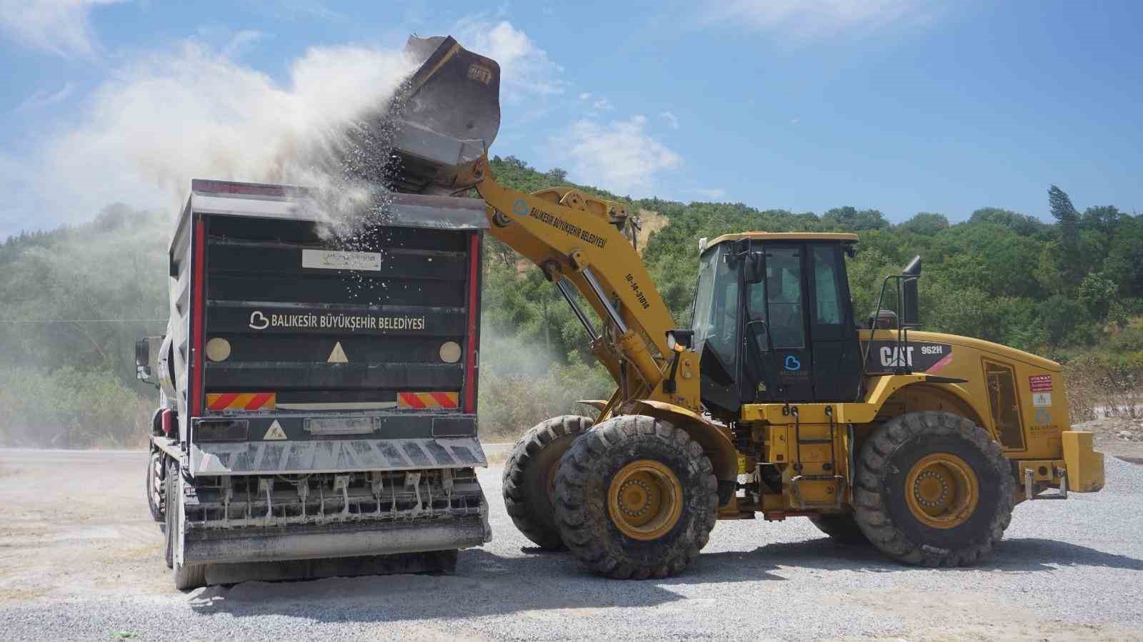 Büyükşehir, Orhanlı-Çiftlikköy arasındaki yolu iyileştirdi
