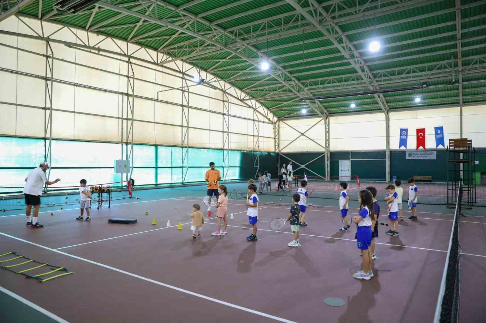 Büyükşehir Yaz Spor Okulları, ilk dönemini tamamladı
