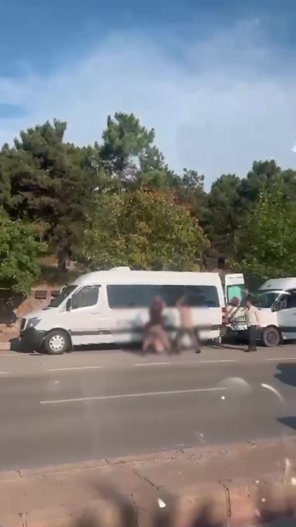 Cadde ortasında dehşet anları: Demir sopalarla darp ettiler
