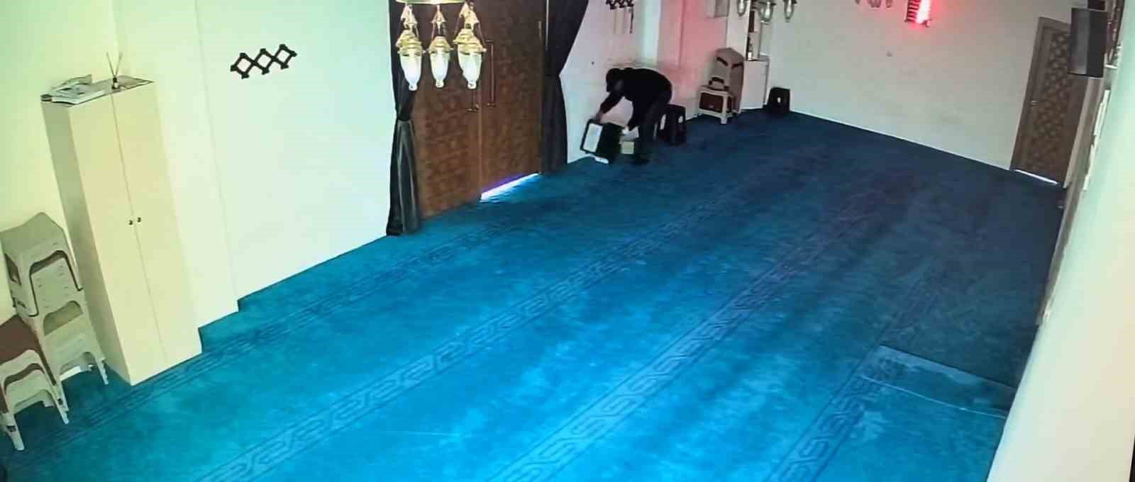 Camiye girdi, kaldırım taşıyla kırdığı yardım kutusundaki 100 bin lirayı çaldı
