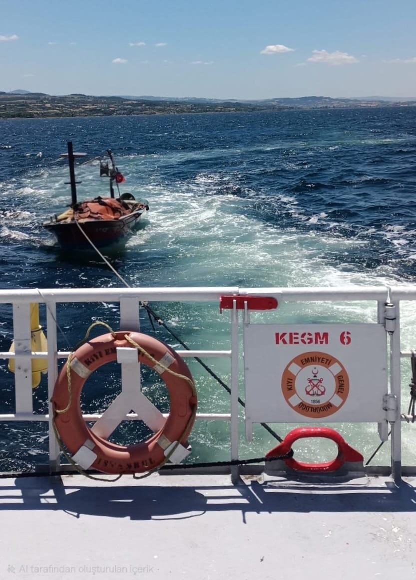 Çanakkale Boğazı’nda sürüklenen tekne kurtarıldı
