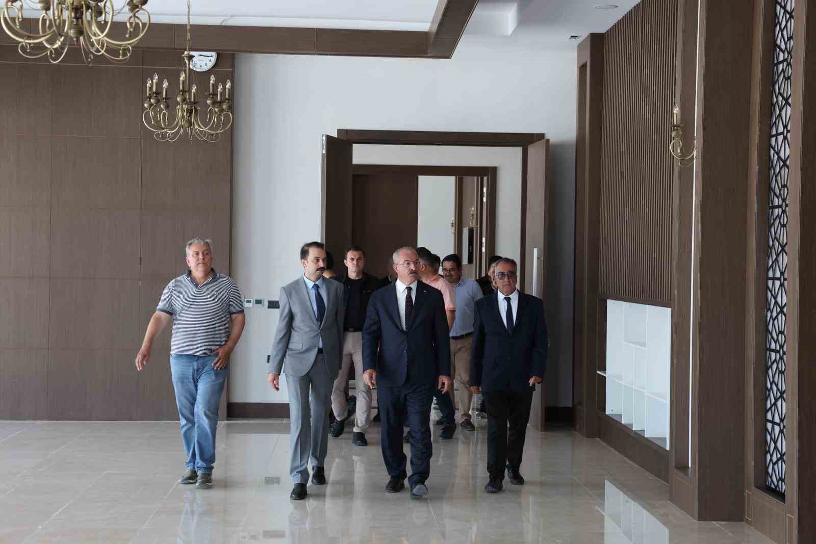 Çanakkale Havalimanı DHMİ Genel Maksatlı Garaj ve VIP Binası inşaatında inceleme
