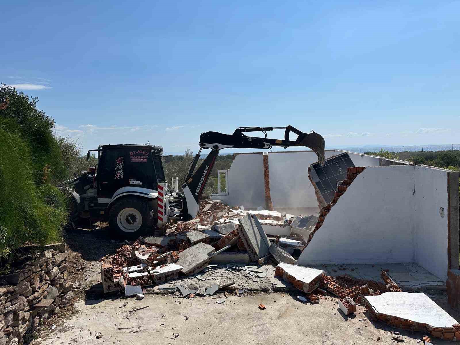 Çanakkale’de 15 kaçak yapı yıkıldı

