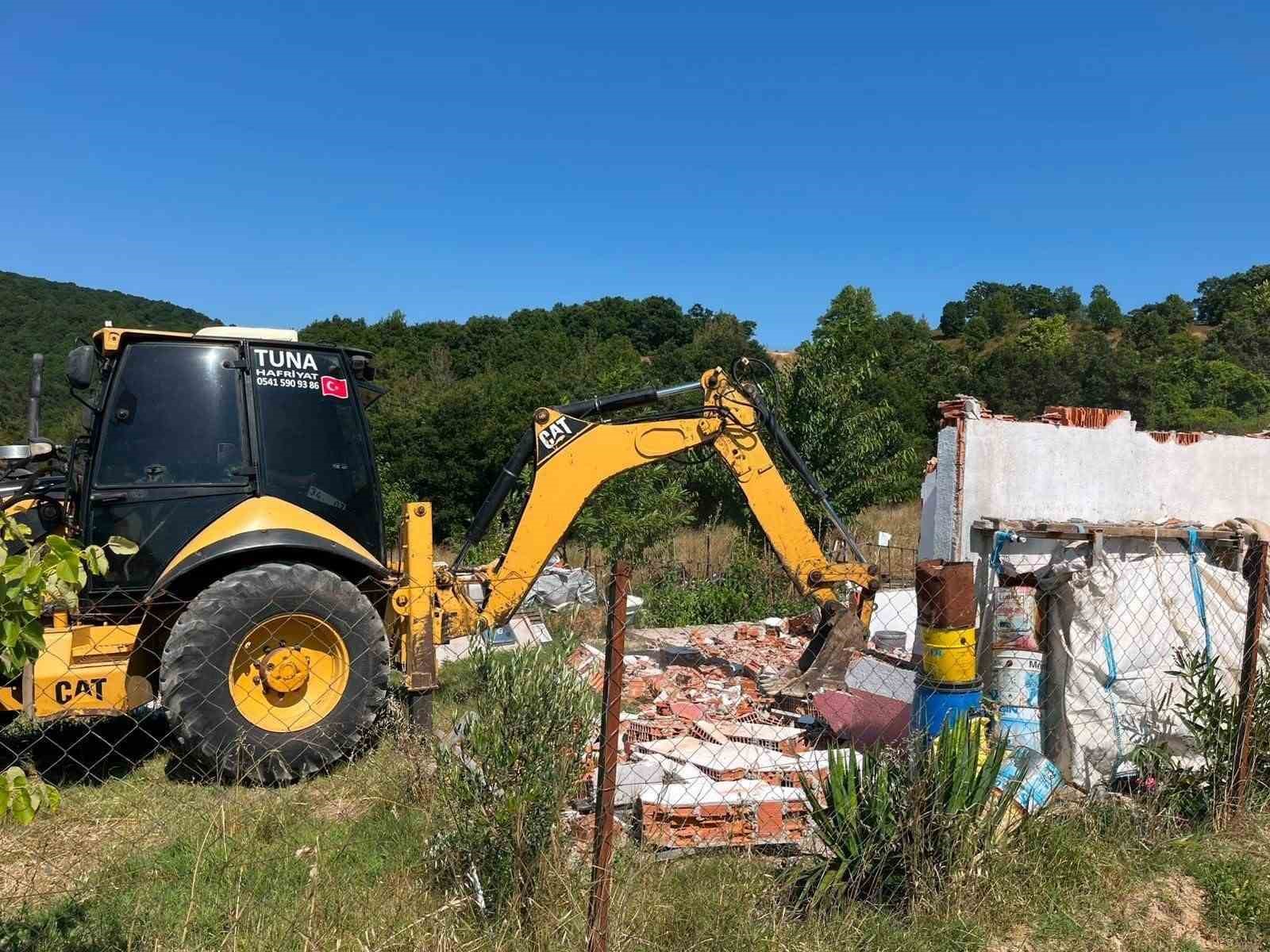 Çanakkale’de 16 kaçak yapı yıkıldı
