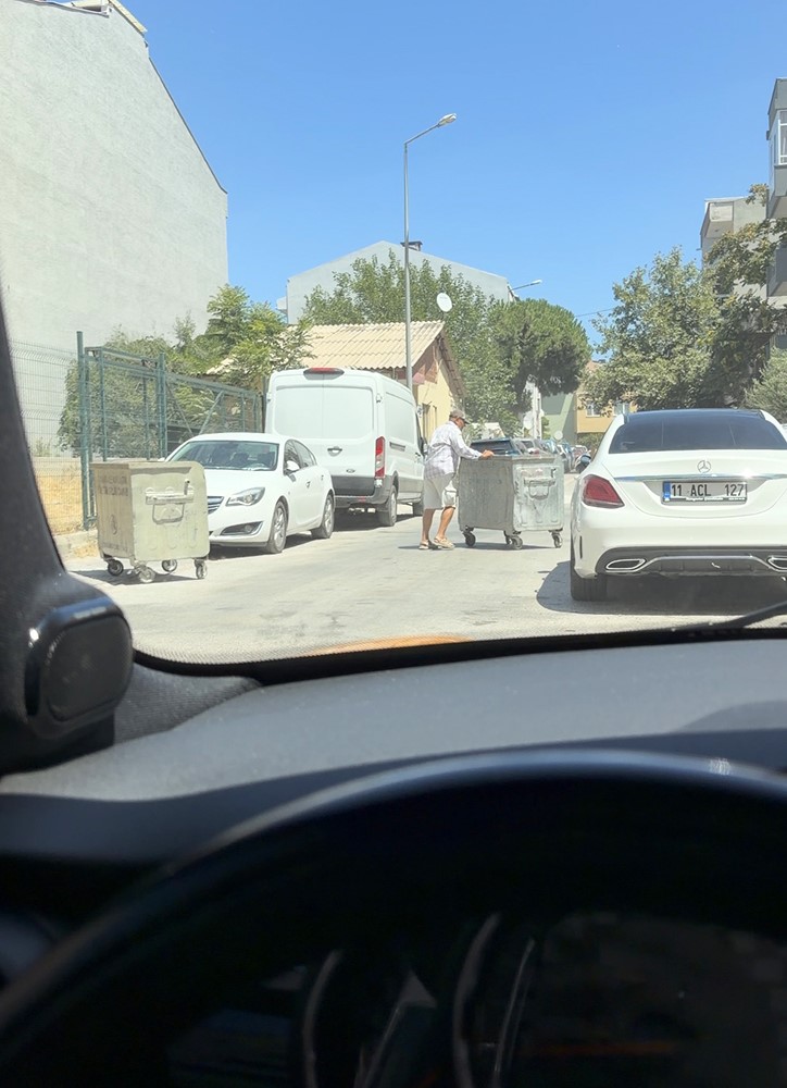 Çanakkale’de başıboş gezen çöp konteynerleri ile sürücünün imtahanı
