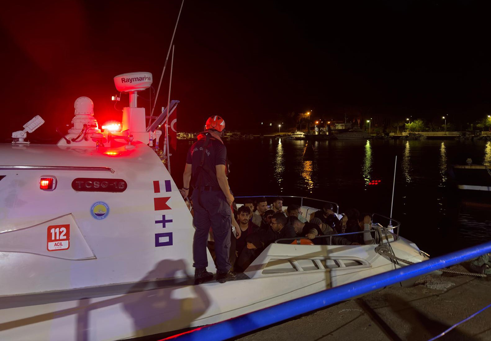 Çanakkale’de göçmen kaçakçılığı operasyonu: 2 göçmen kaçakçısı ve 36 kaçak göçmen yakalandı
