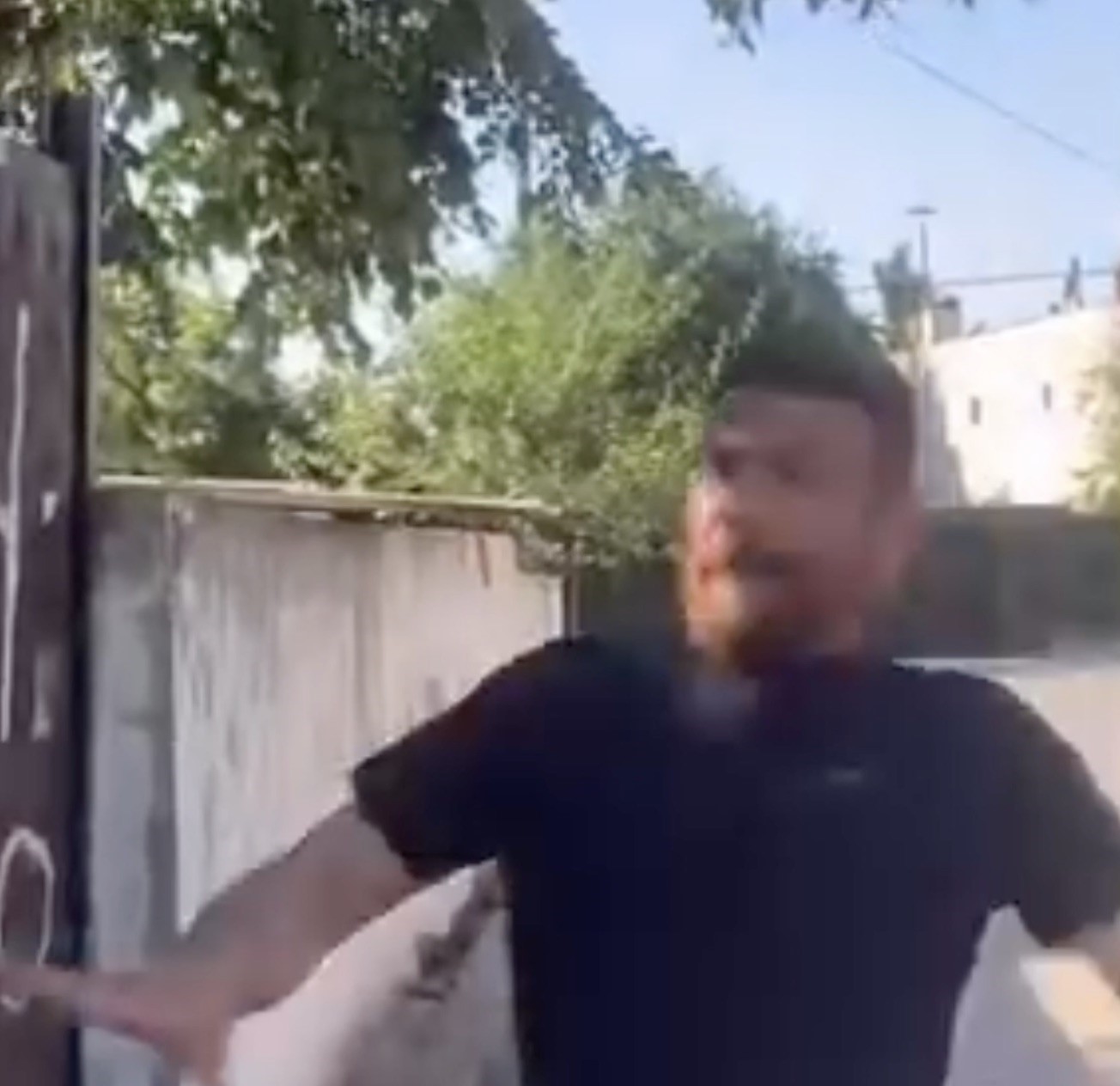 Canlı yayın sırasında saldırıya uğradı
