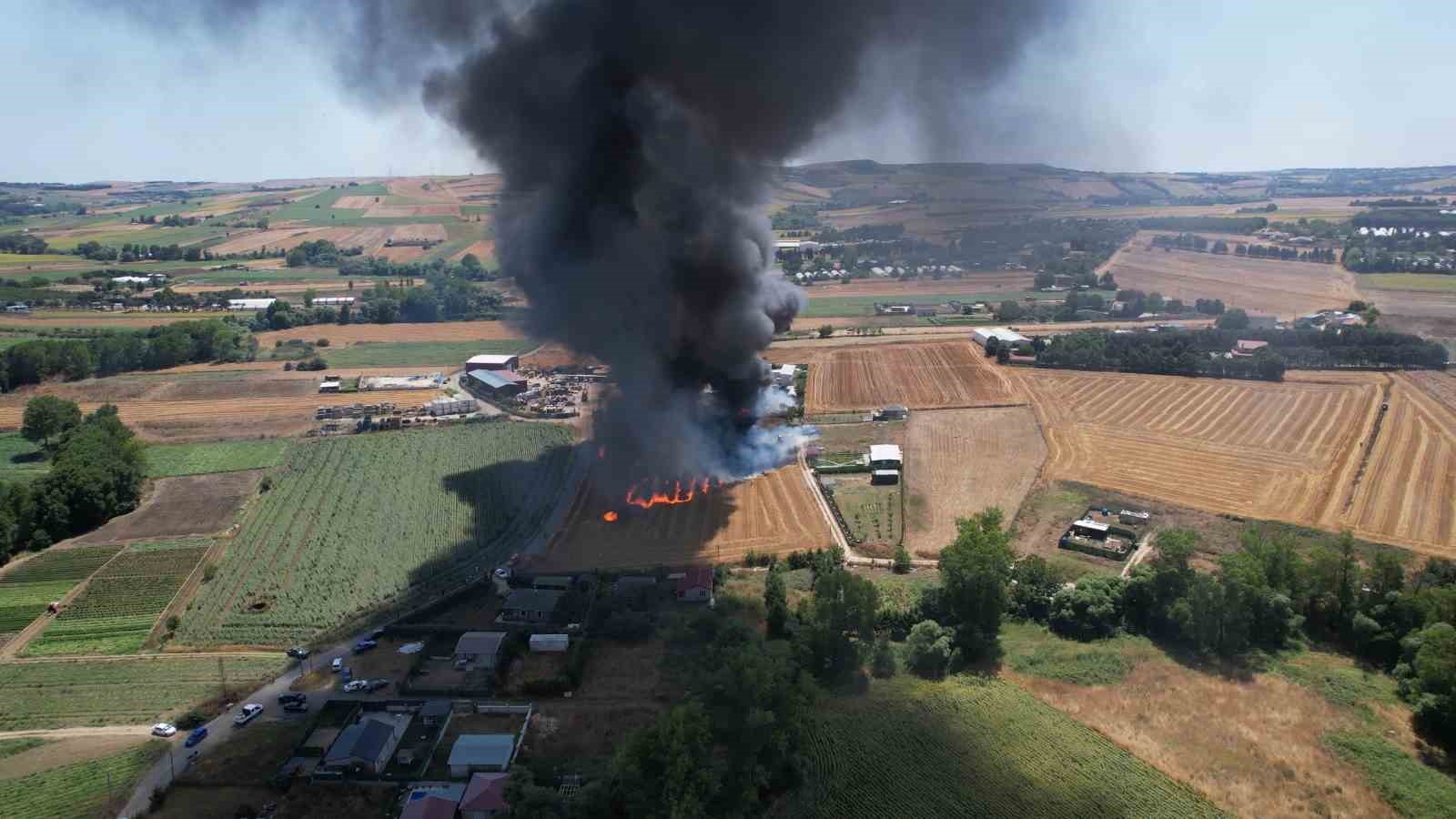 Çatalca’da kimya üzerine faaliyet gösteren fabrika alev alev yanıyor
