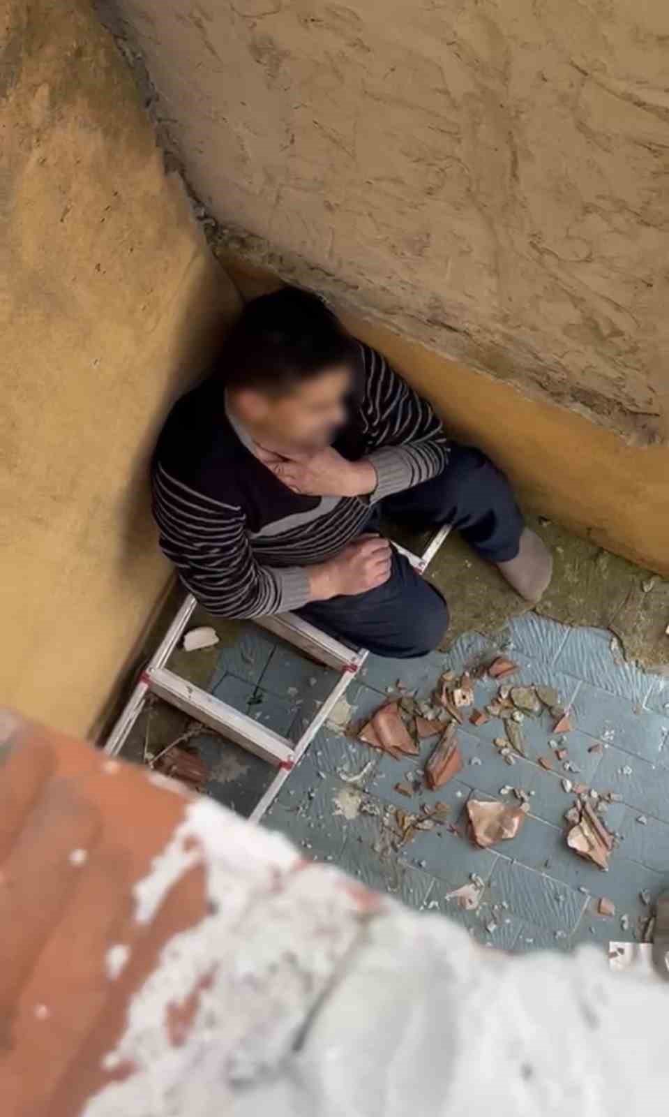 Çatıya saklanan firari, polisi izlerken yakalandı
