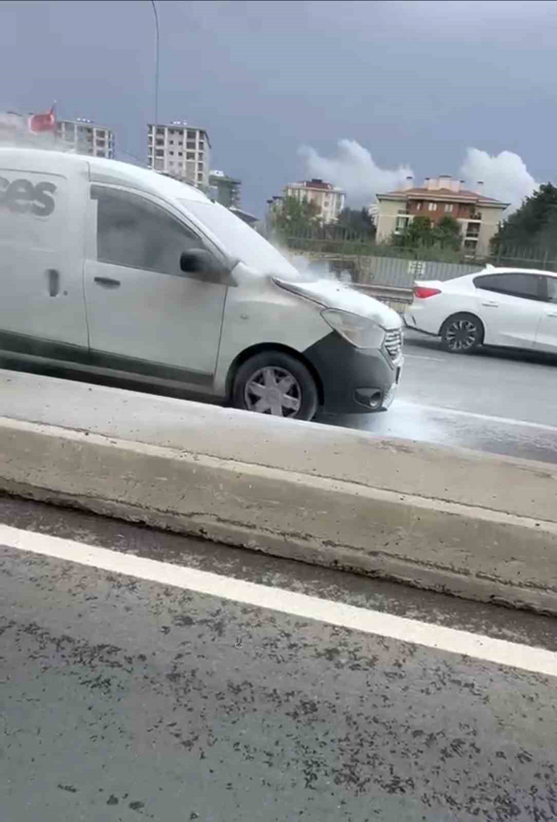 Çekmeköy’de yanan otomobil vatandaşların müdahalesiyle söndürüldü
