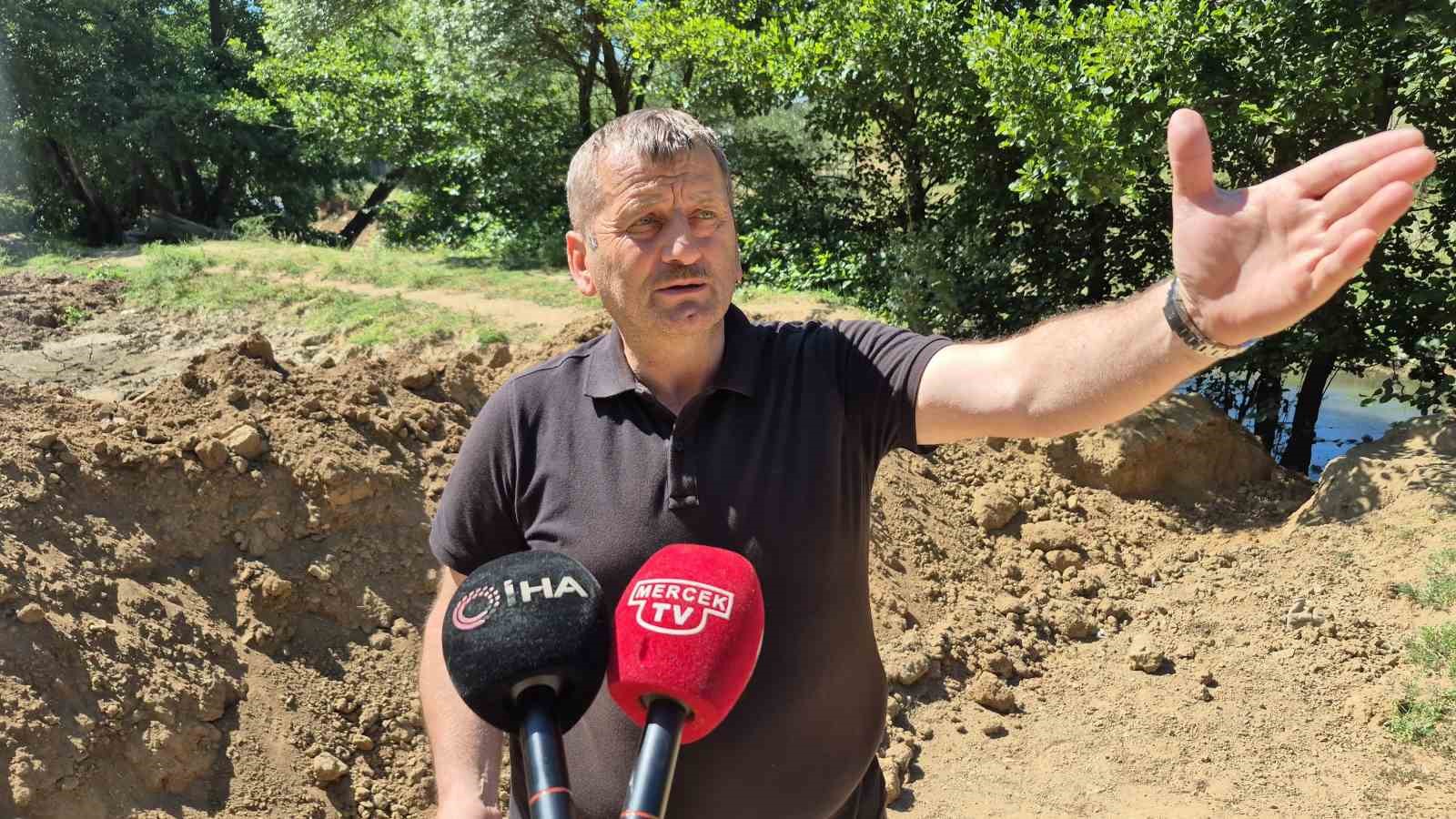 Çevreyi kirleten piknikçilere kızan muhtar yeniden hendek kazdırdı
