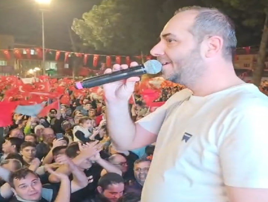 CHP mitinginde sunuculuk yapan belediye müdürüne disiplin cezası verildi, süreç yargıda
