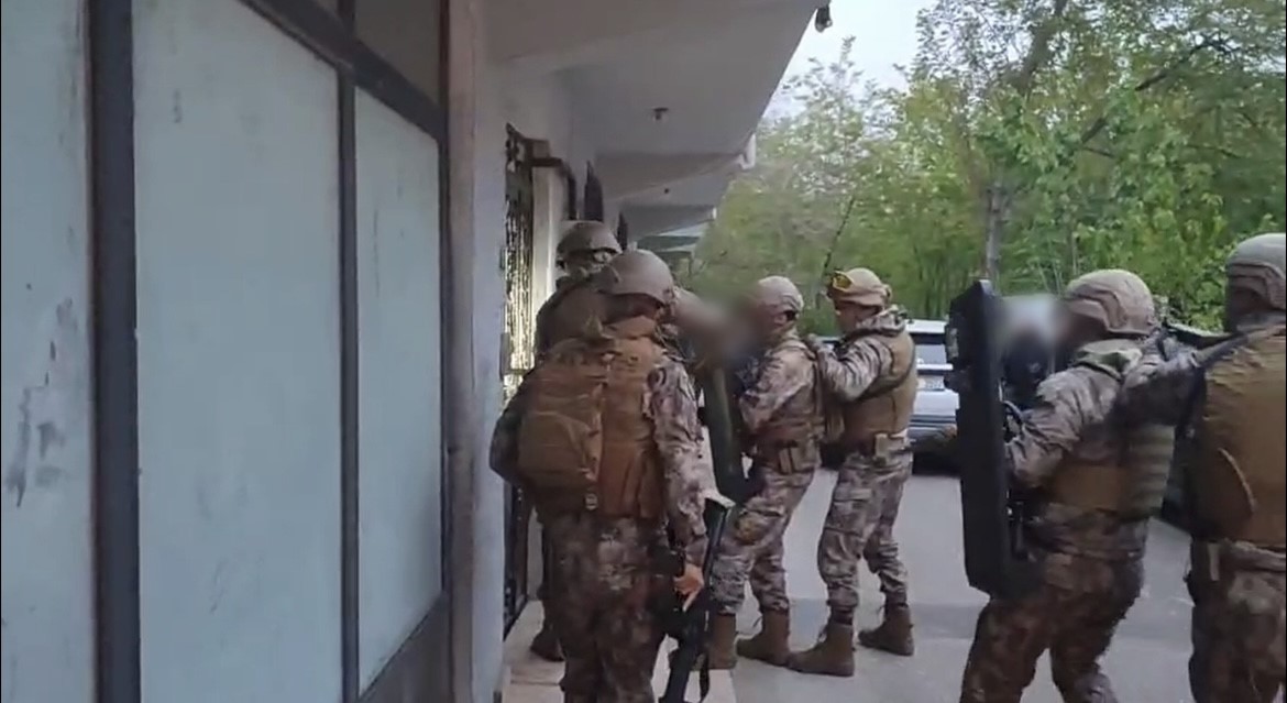 Çiftçiyi kumar masasında ağına düşüren tefeci çetesi çökertildi
