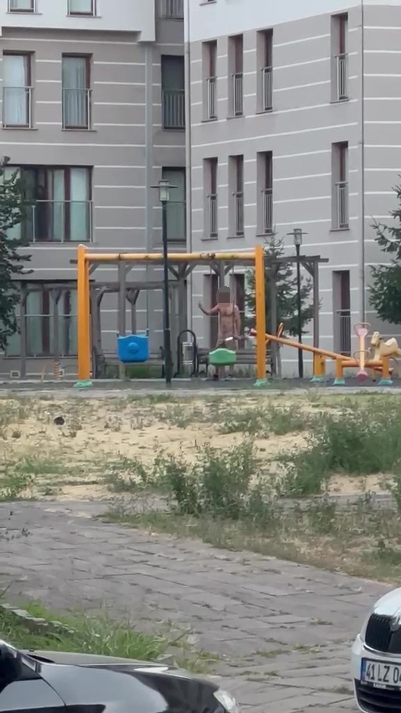 Çocuk parkında elinde bıçakla cinnet geçiren şahsı polisler ikna etti
