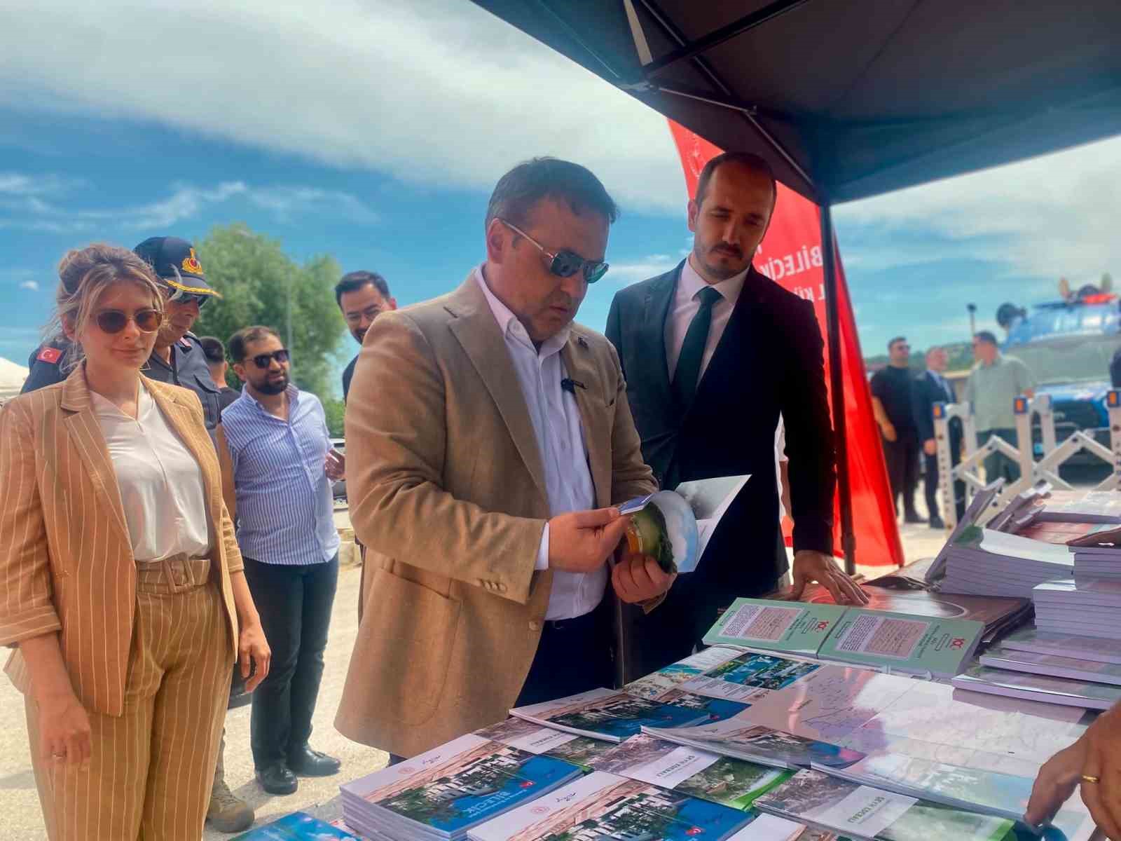 Çocuklar gezici kütüphanede kitap okudu
