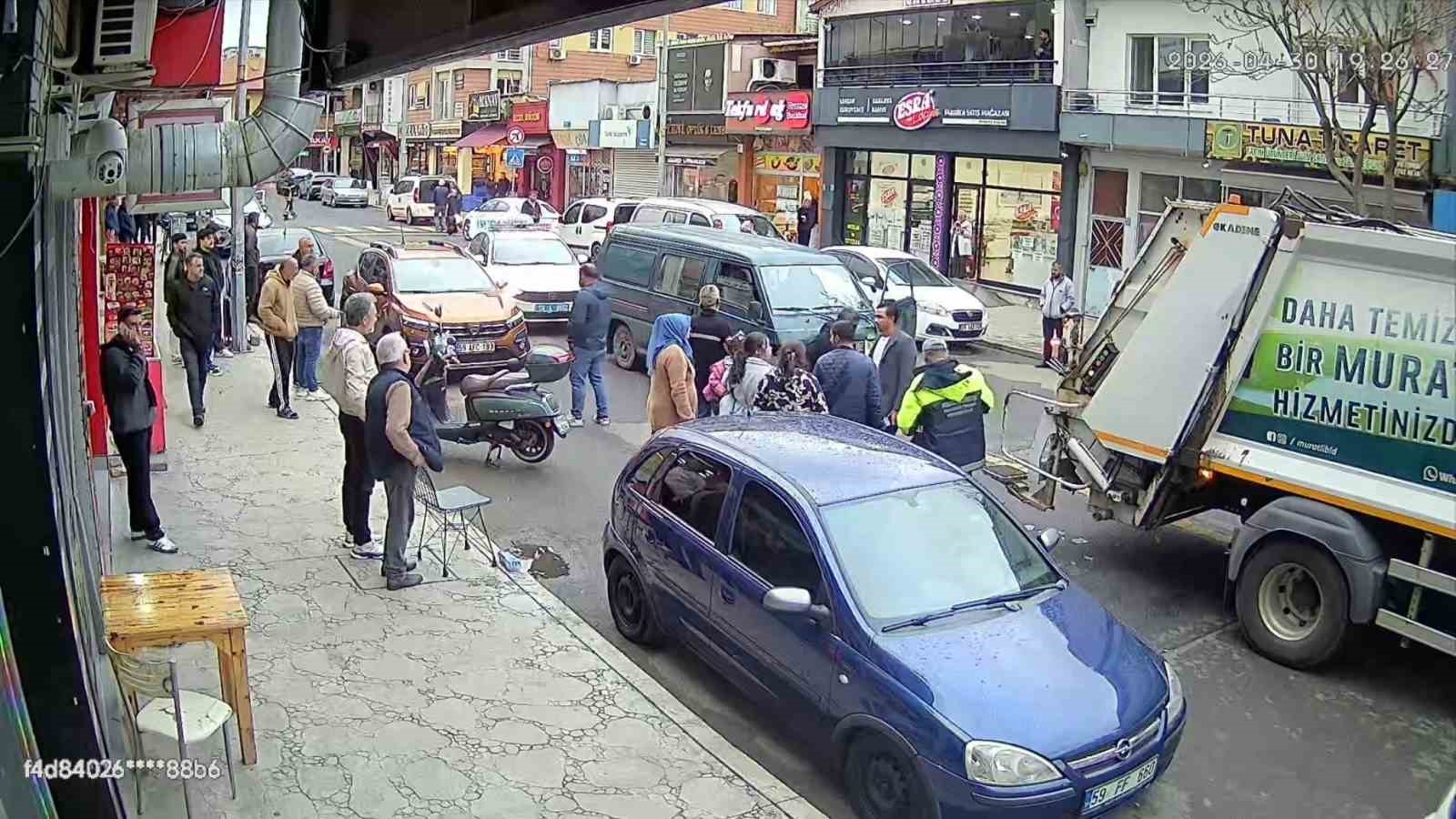 Çöp toplama kamyonuna çarpan hafif ticari araç işçiyi yaraladı: Kaza anı kamerada
