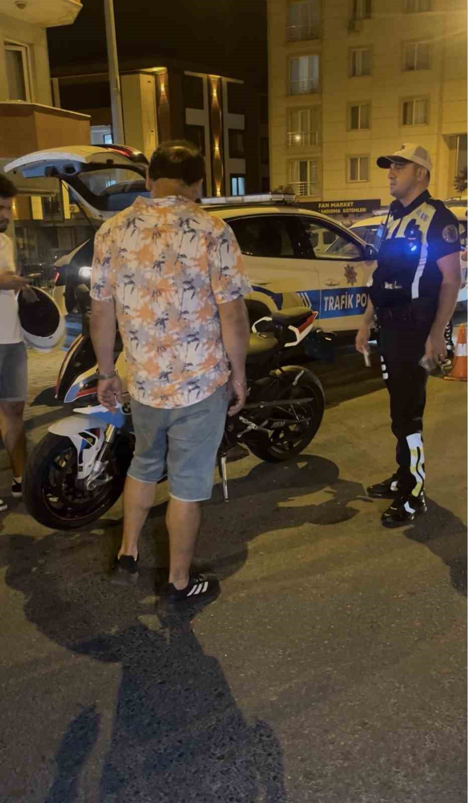 Çorlu’da akrobatik hareketler yapan motosikletliye ağır ceza

