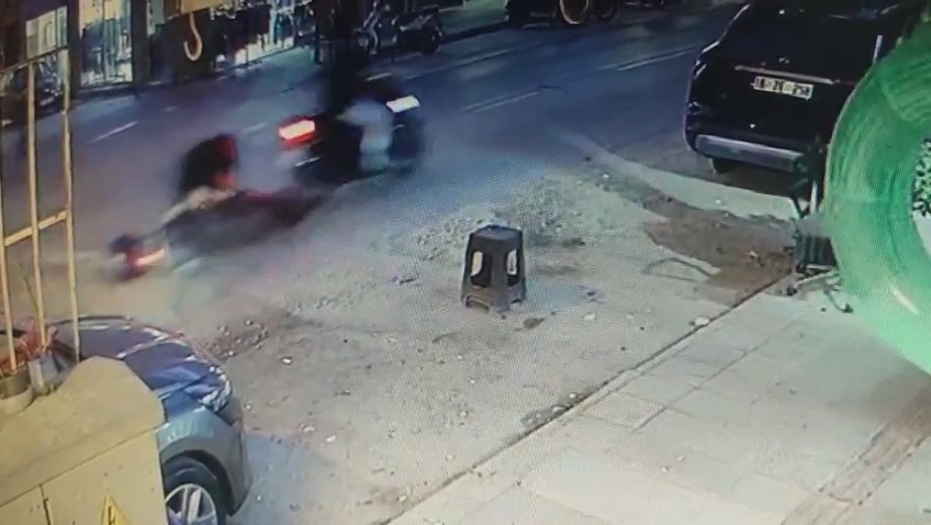 Çukurda dengesini kaybeden motosikletli düştü, o anlar kamerada
