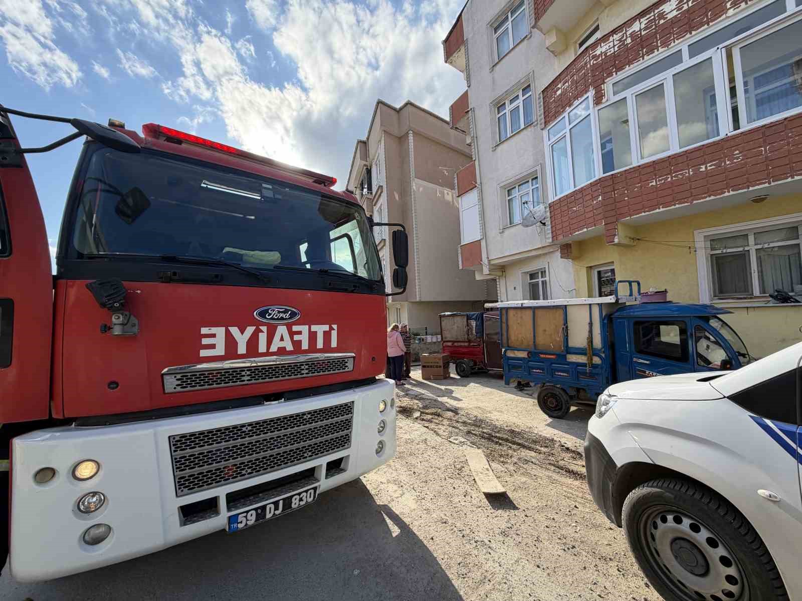 Dairedeki kartonlardan çıkan yangın söndürüldü
