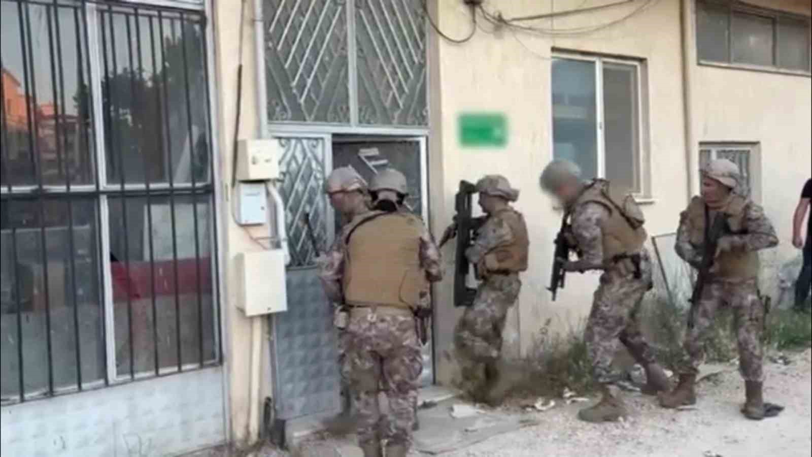 Daltonların adını kullanan örgüte büyük darbe...Evi böyle kurşunlayıp kaydettiler, polis çok geçmeden çökertti...
