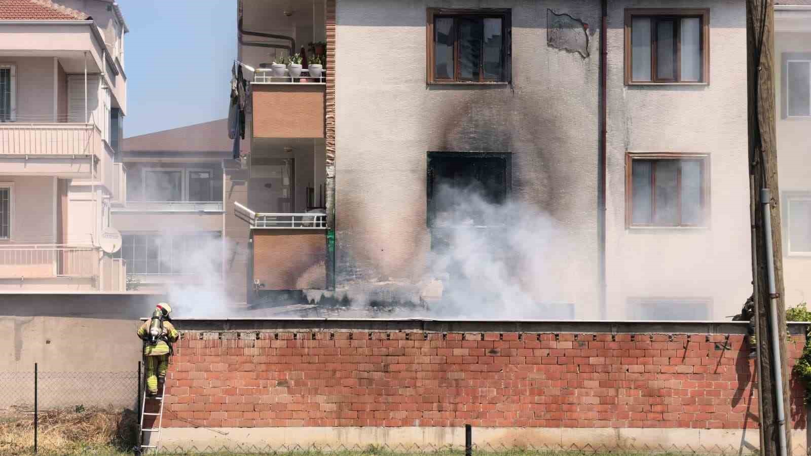 Depoda çıkan yangın apartmanı yakıyordu
