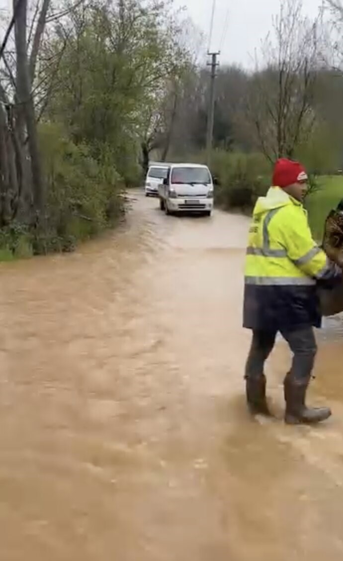 Dere taşkını yolu esir aldı, araçlar kontak kapattı
