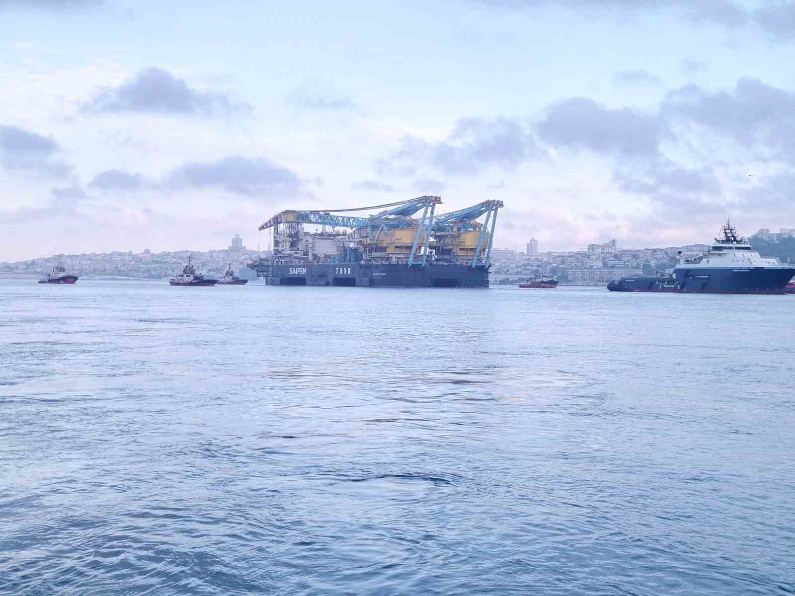 Dev vinç gemisi ’Saipem 7000’ İstanbul Boğazı’ndan geçiyor
