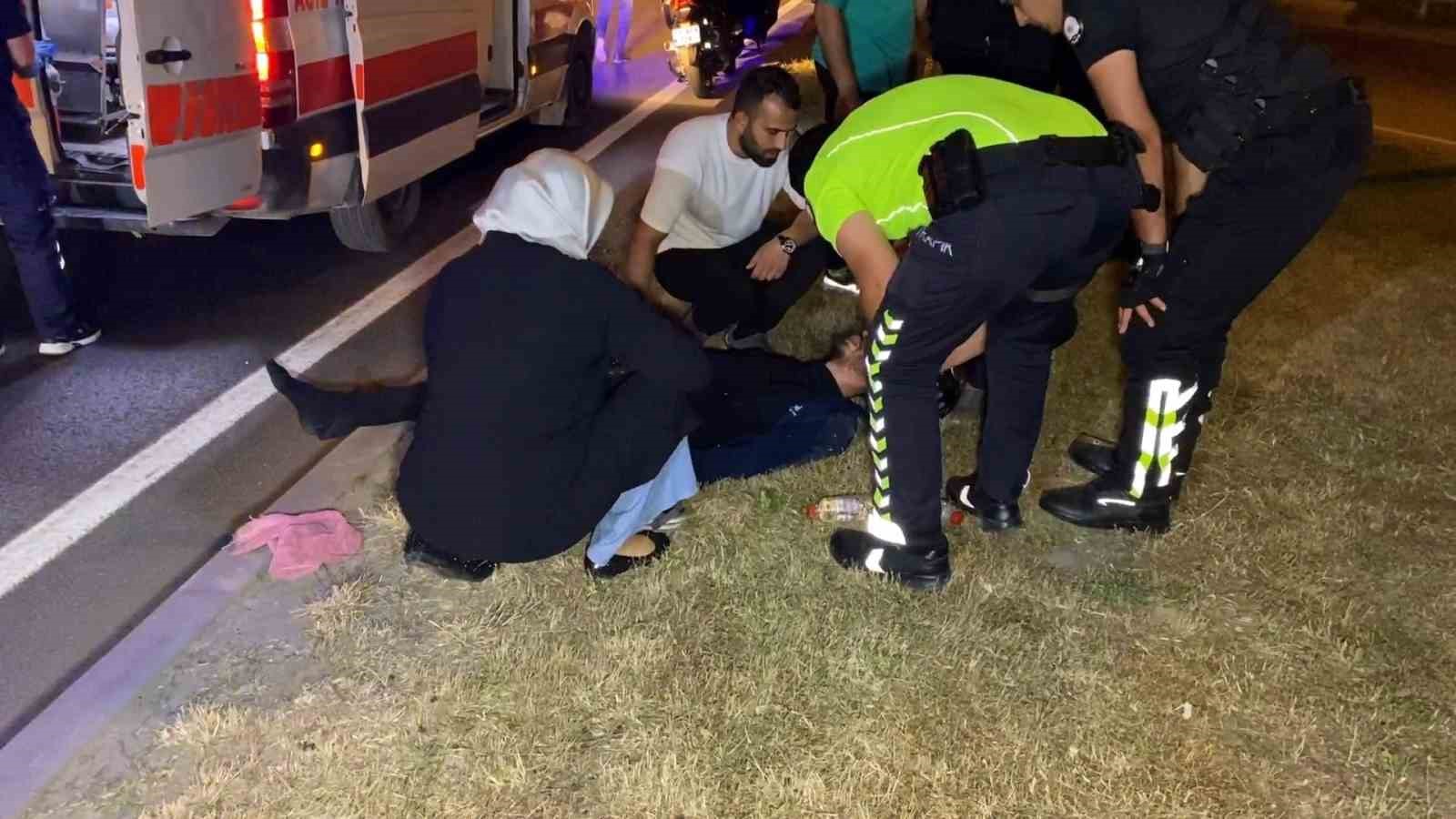 Devrilen motosikletten düşen genç yaralandı, annesi yanından ayrılmadı
