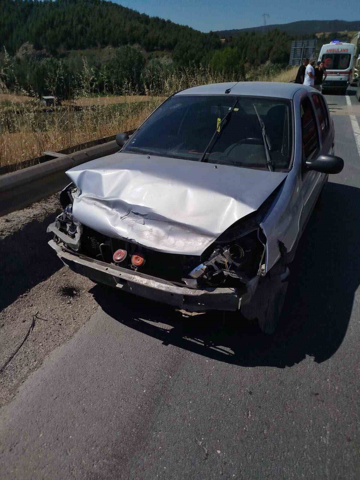 Direksiyon başında baygınlık geçiren sürücü refüje çarptı: 1 yaralı
