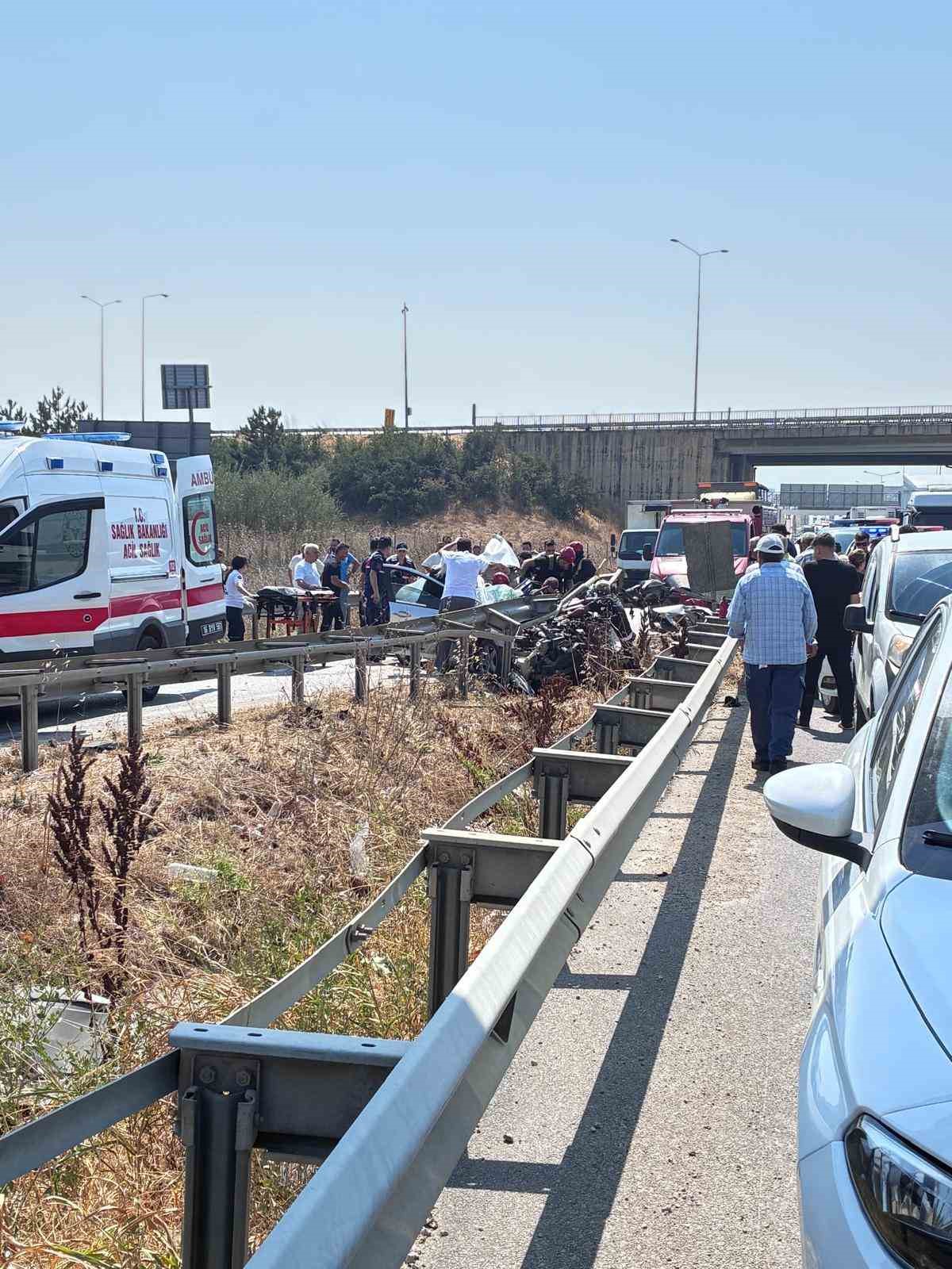 Direksiyon hakimiyetini kaybeden otomobil bariyere girdi
