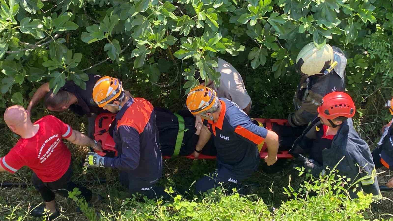 Direksiyonu kilitlenen otomobil, demirleri parçalayıp 80 metreden uçtu
