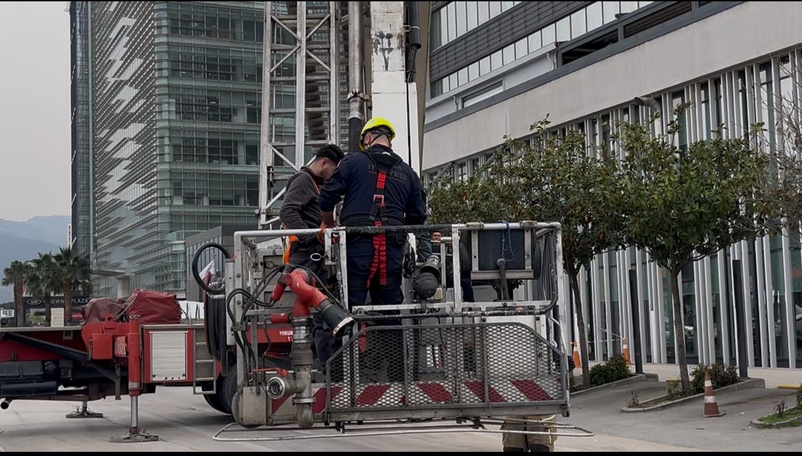 Dış cephede cam silerken asansör sistemi arıza yapınca mahsur kaldılar: İtfaiyenin müdahalesiyle kurtarıldılar
