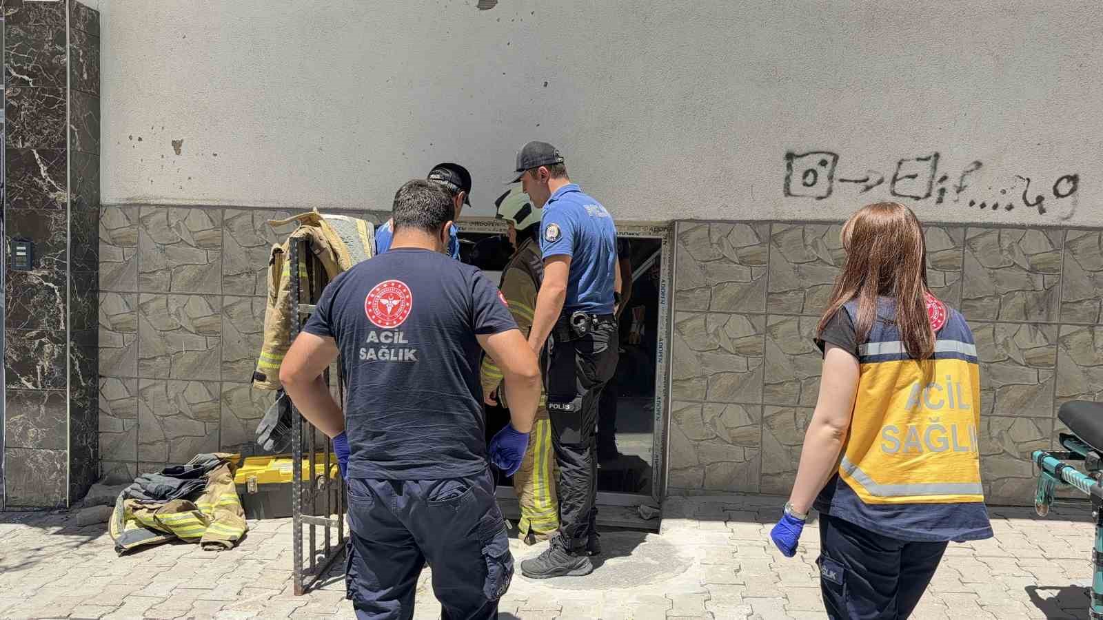 Diyaliz hastası evinde mahsur kaldı, camdan yardım istedi
