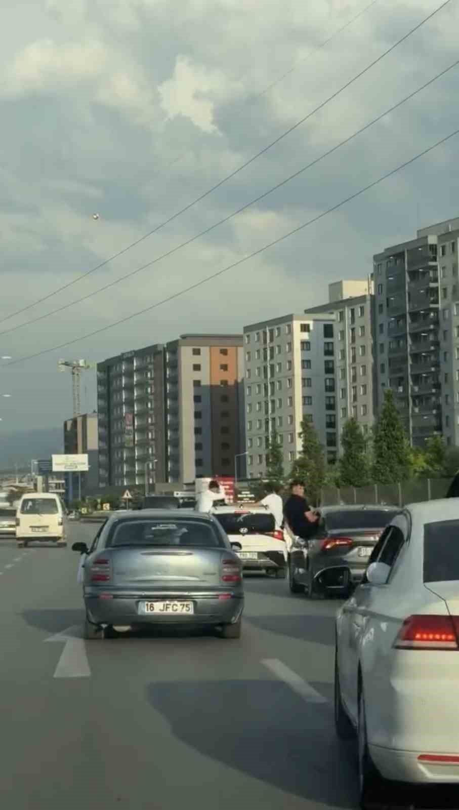Düğün konvoyunda tehlikeli yolculuk
