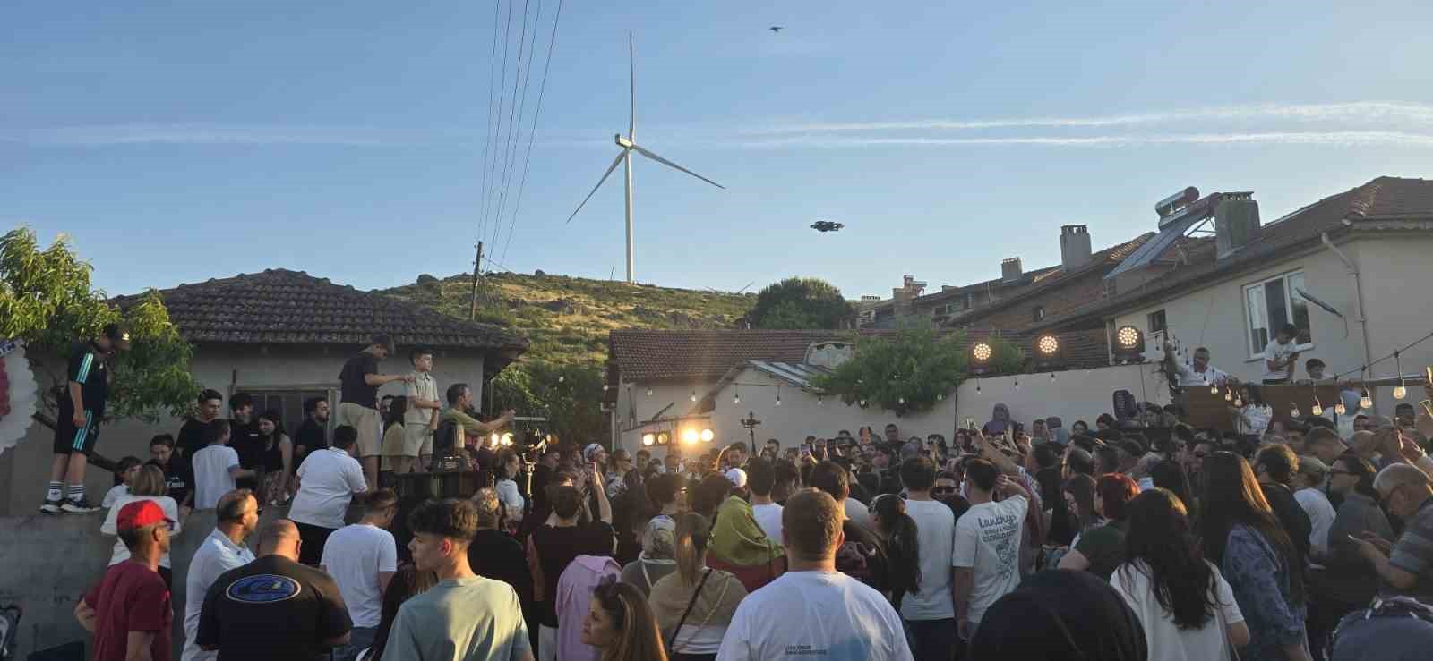 Dünyaca ünlü DJ Mahmut Orhan köyünde konser verdi
