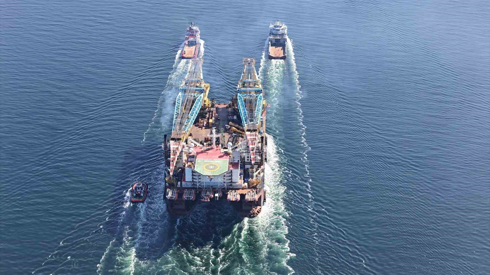 Dünyanın 3’üncü büyük ağır kaldırma vinci Çanakkale Boğazı’ndan geçti
