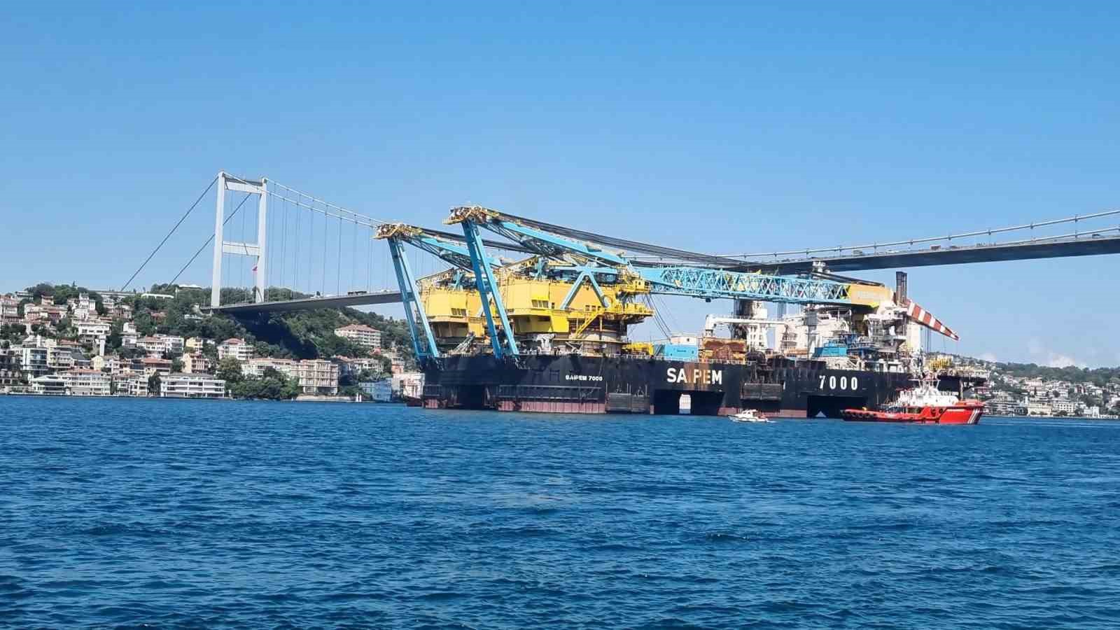 Dünyanın en büyük 3’üncü vinç gemisi ’Saipem 7000’ İstanbul Boğazı’ndan geçti
