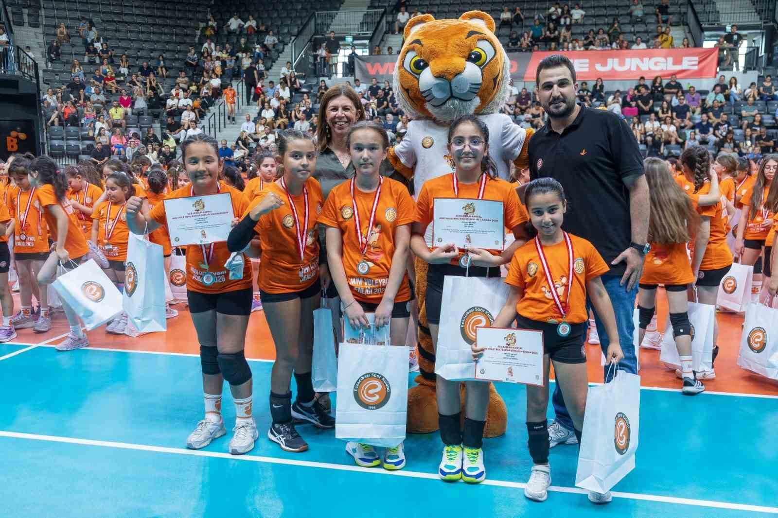 Eczacıbaşı Spor Kulübü Mini Voleybol Şenliği gerçekleşti
