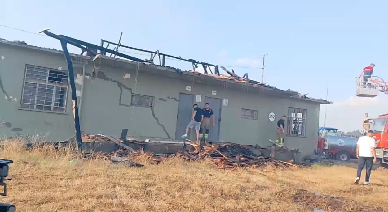 Edirne’de anız yangını ormana sıçradı: 4 helikopter ve 10 arazöz seferber oldu
