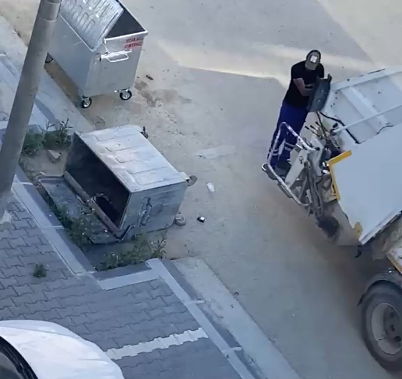 Edirne’de devrilen çöp konteyneri günlerdir kaldırılmadı
