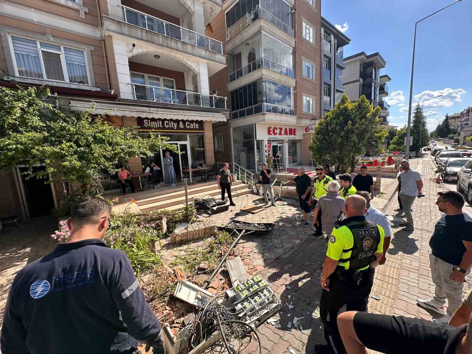 Edirne’de faciadan dönüldü: Freni boşalan kamyon iki araca ardından duvara çarptı
