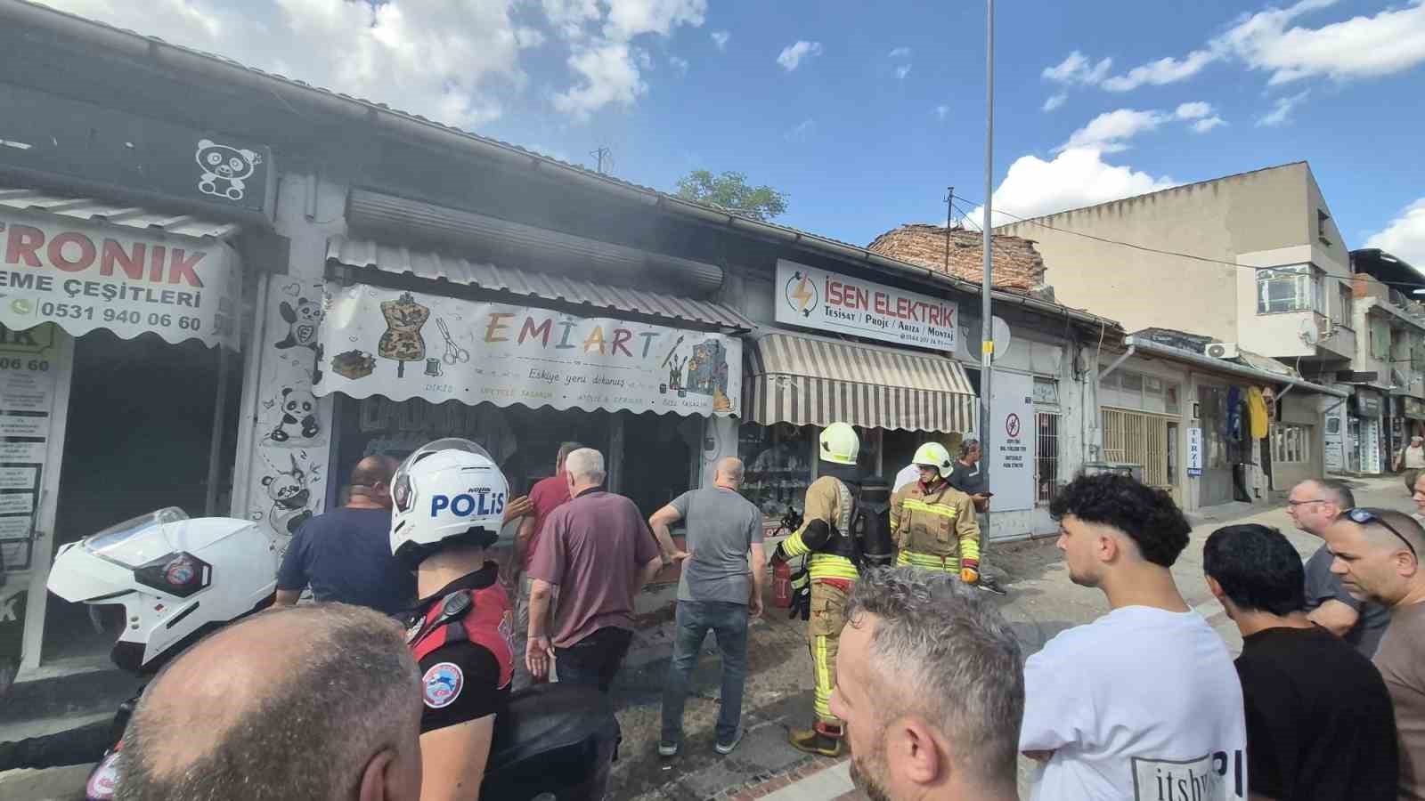 Edirne’de iş yerinde çıkan yangına kova ve hortumla müdahale
