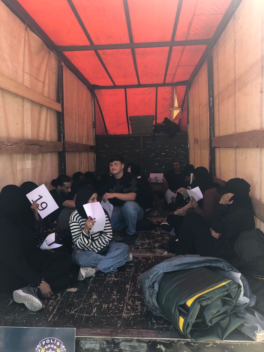 Edirne’de kapalı kasa kamyonette 20 düzensiz göçmen yakalandı
