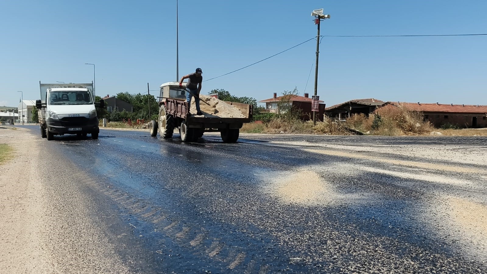 Edirne’de kavurucu sıcaklar asfaltı eritti: Belediye ekipleri yola kum serdi
