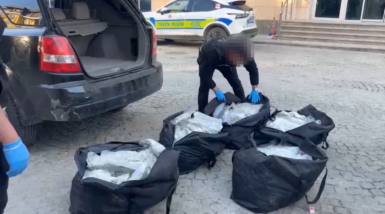 Edirne’de Moldova plakalı araçta 90 kilo skunk ele geçirildi
