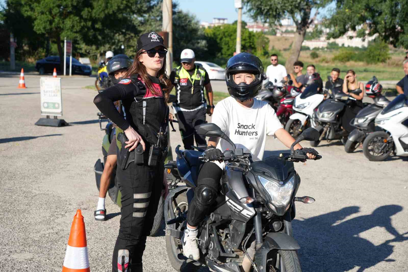 Edirne’de motosiklet sürücülerine ceza yerine güvenli sürüş eğitimi
